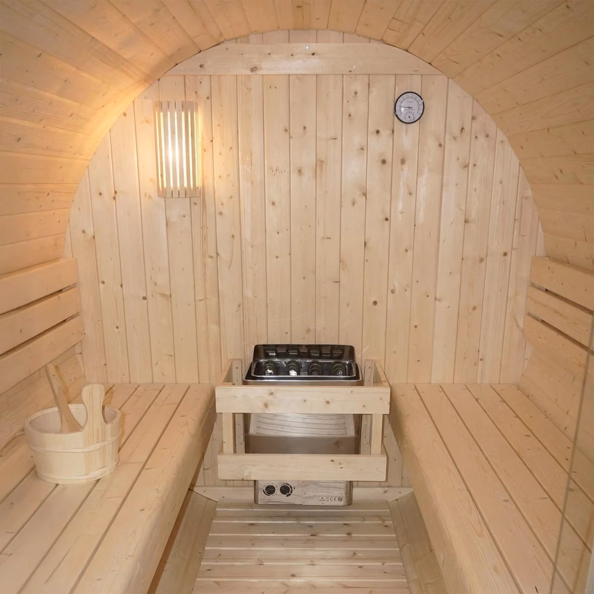 Artsauna Fasssauna Spitzbergen, Innenansicht mit Saunaofen und Bänken – Baureihenbild