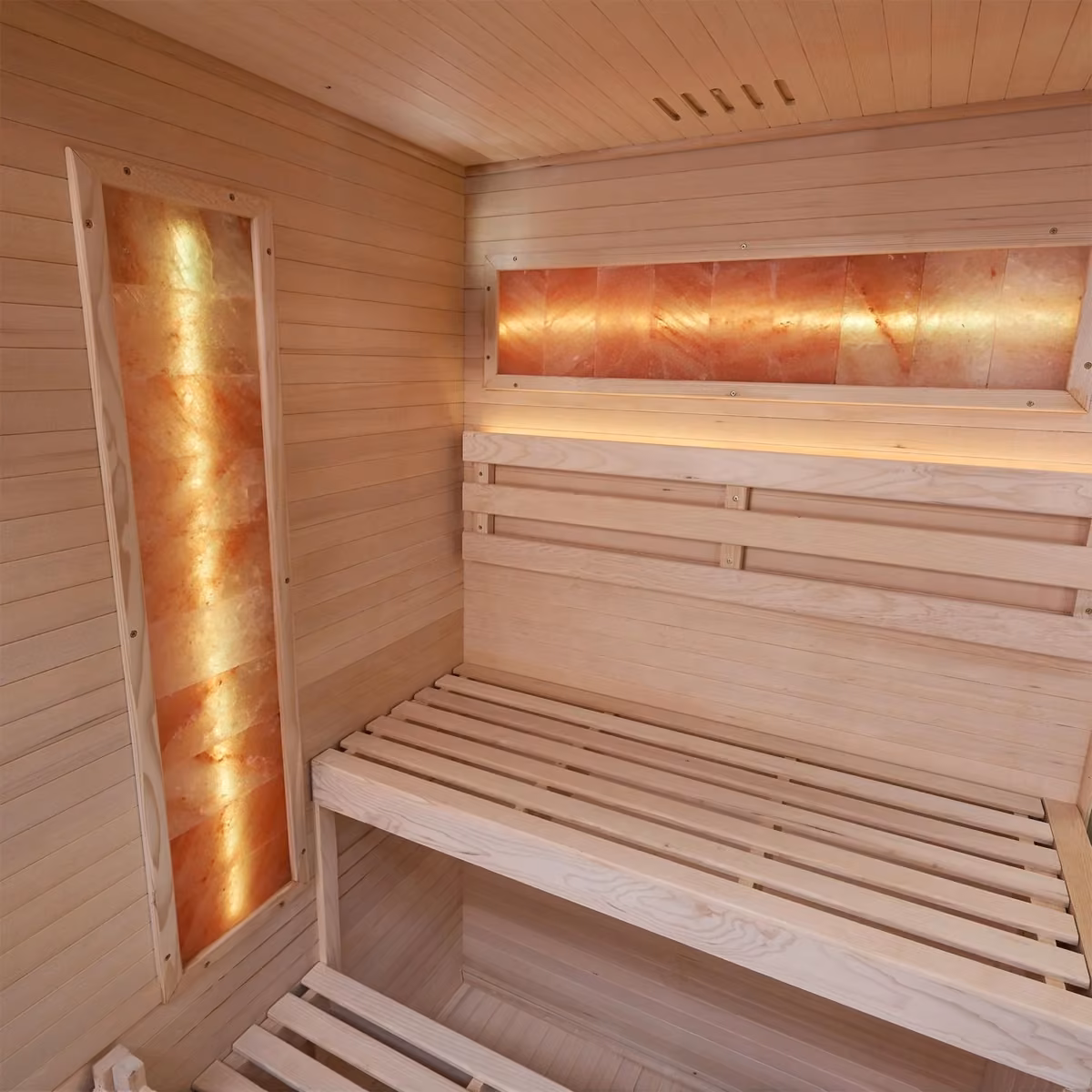 Artsauna Vantaa 120 Sauna, Innenansicht mit Salzsteinwand und Bank