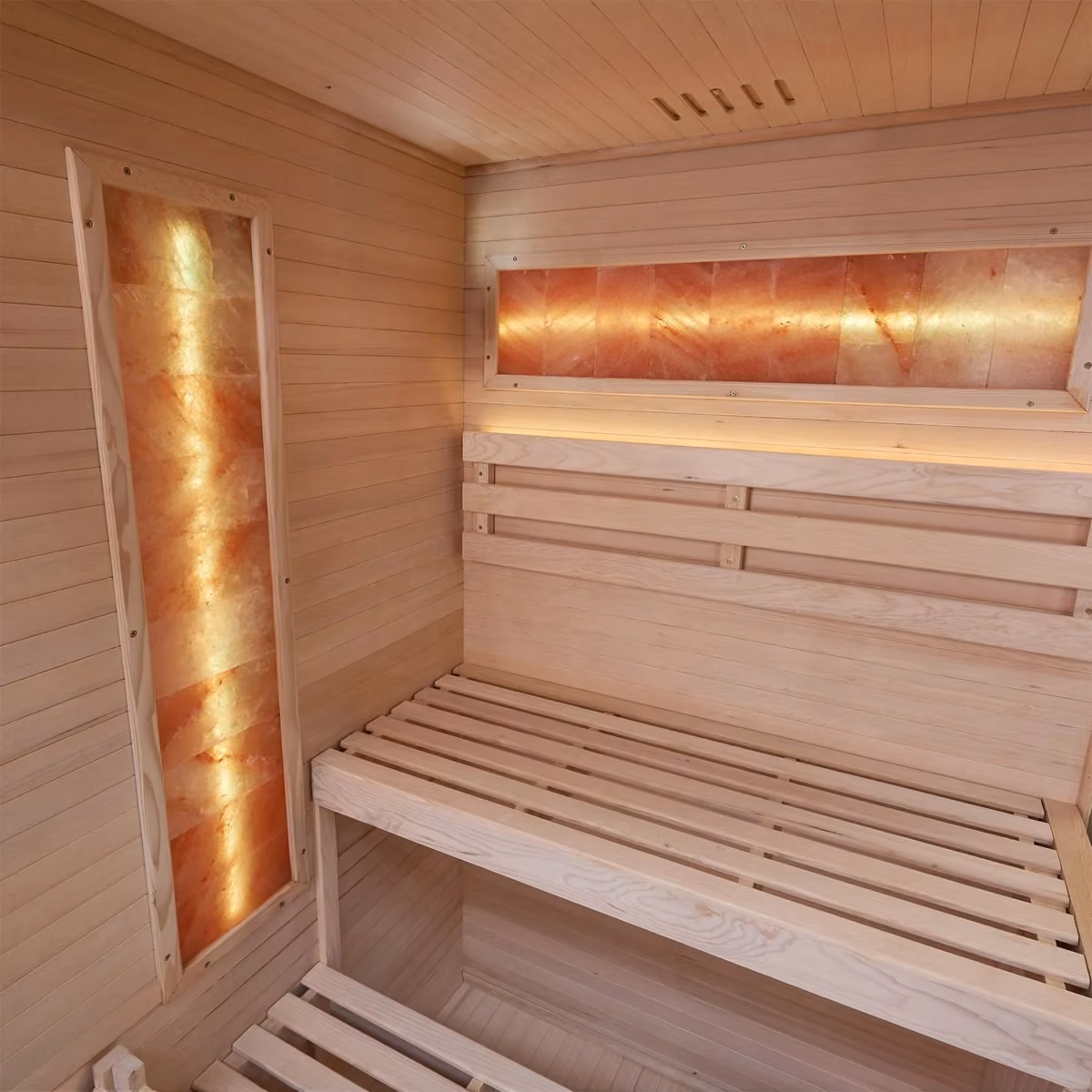 Artsauna Vantaa 175 Sauna, Innenansicht mit Salzsteinwand und Bank