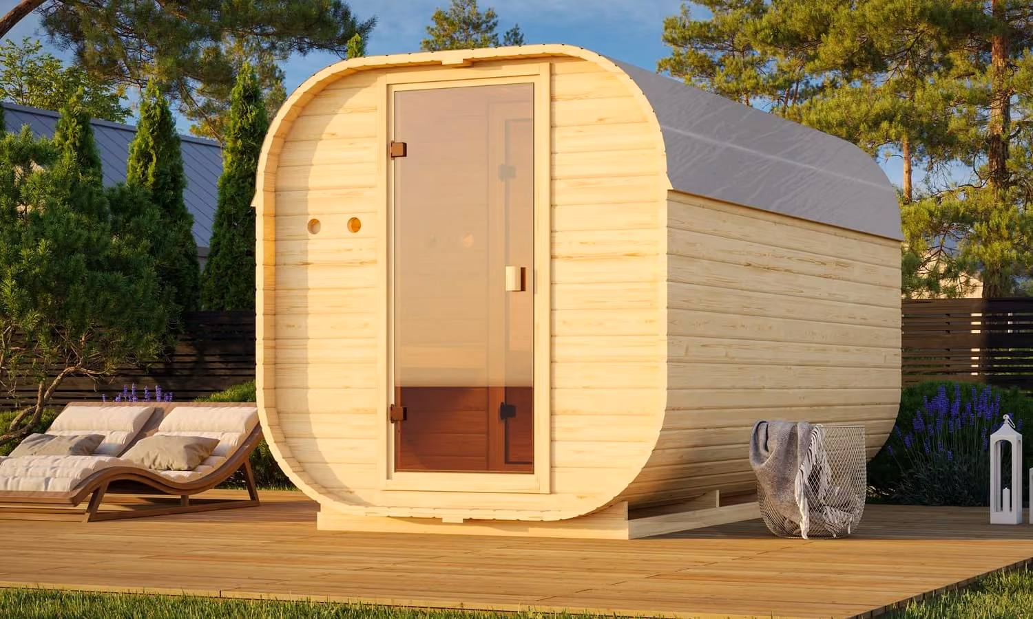 Karibu Gartensauna Quadro auf einer Holzterrasse im Garten, davor zwei Sonnenliegen
